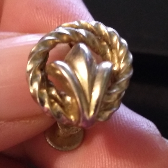 Vintage Pair of Gold Coloured Cora Screw-On Earrings Fleur de Lis Design… - Picture 3 of 5